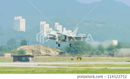 美國海軍F/A-18C「大黃蜂」迫降 114122712