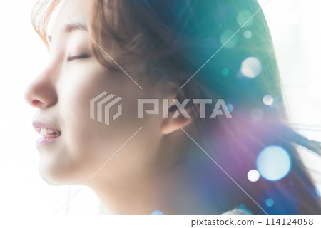 Soft focus photo of a woman 114124058