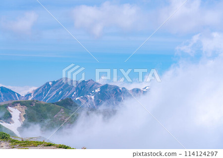 [Mountain climbing materials] Scenery from the summit of Mt. Chogatake in early summer [Nagano Prefecture] 114124297