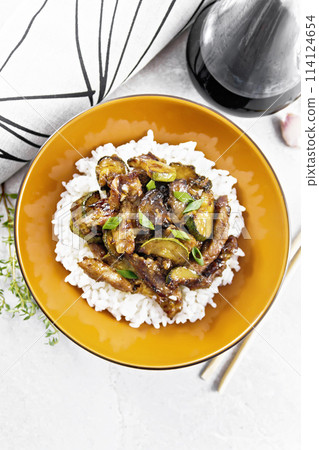Stir-fried of chicken with zucchini in plate on granite table top 114124654