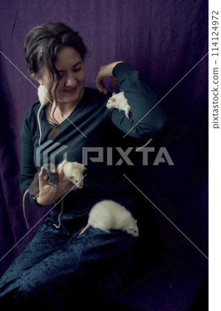the woman holds all her five rats in her hands 114124972
