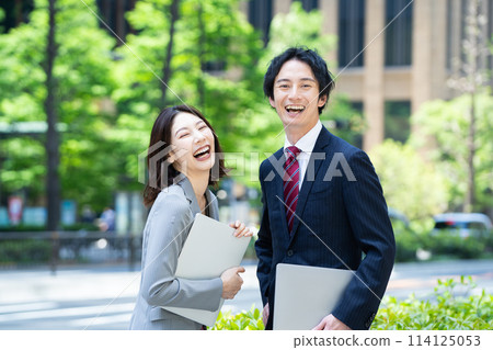Business person with a computer in an office district Business person with a computer in an office district 114125053