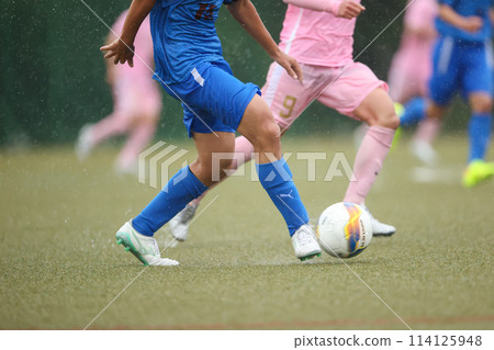 雨中的足球比賽 雨中的足球比賽 114125948