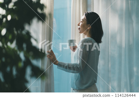 female, lady, woman 114126444