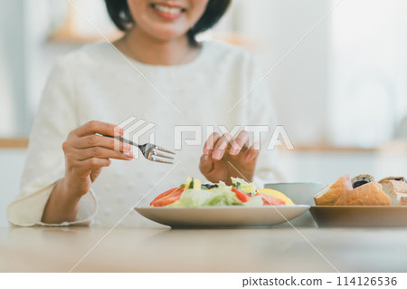 早餐 女生 女孩 114126536