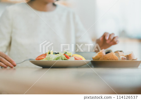 早餐 女生 女孩 114126537