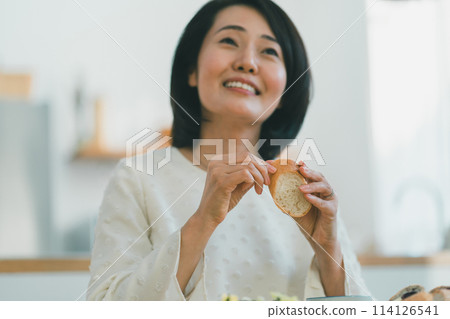 早餐 女生 女孩 114126541