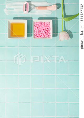 Hair removal accessories with a fresh tulip 114127132