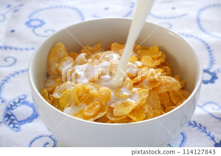 早餐是玉米片加很多牛奶 114127843