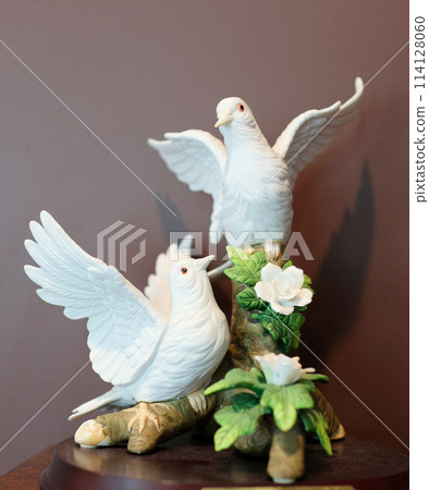 a pair of swans, a statue of lovers, a white statue a pair of swans, a statue of lovers, a white statue 114128060