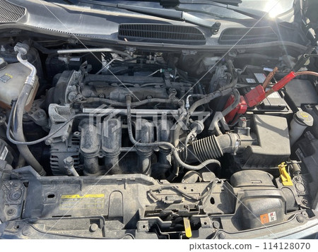 Charging a car battery in winter. Help on the road. Close-up. Connecting high voltage wires to the car battery. Resuscitation of the car in severe winter conditions 114128070