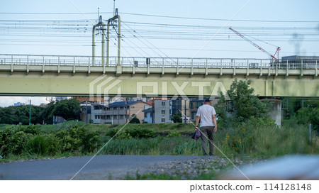 一位老人沿著火車艱難地穿越多摩川 一位老人沿著火車艱難地穿越多摩川 114128148