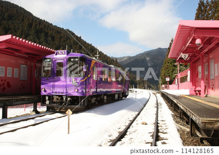 當地線柴油列車在雪中行駛在錦鯉山形站 114128165