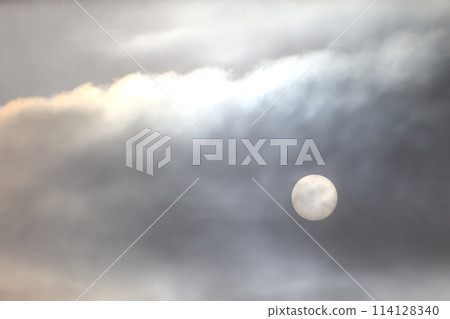 多雲的天空和太陽 114128340