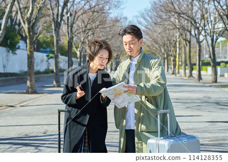 Lost man and woman with suitcases Lost man and woman with suitcases 114128355