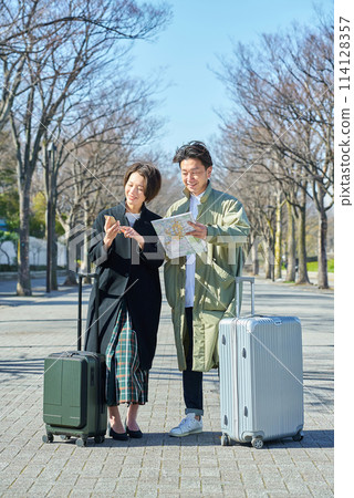 一個男人和一個女人帶著行李箱迷路了 一個男人和一個女人帶著行李箱迷路了 114128357