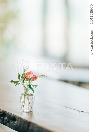 桌上的罐子裡的花 桌上的罐子裡的花 114128600