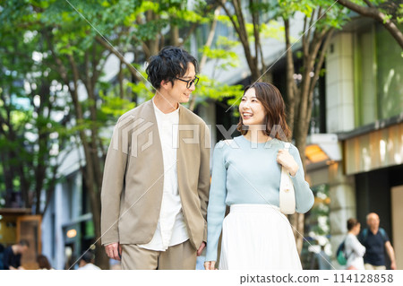 Smiling young couple walking through the city 114128858