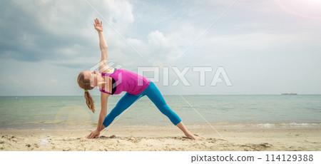 Woman practice yoga at the sea 114129388