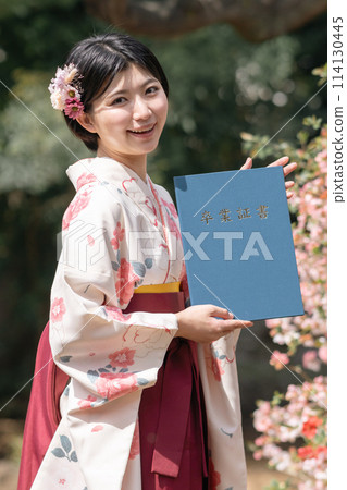 大學生穿褲裙慶祝畢業日 114130445