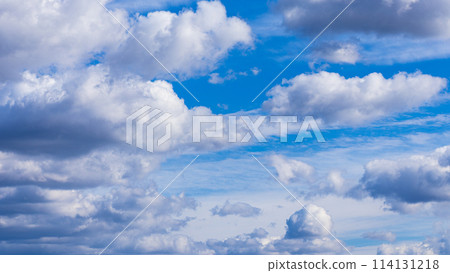 許多雲彩在藍天中流動 114131218