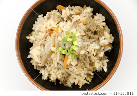 牛肉和牛蒡煮熟的米飯 114133811