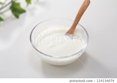 Delicious plain yogurt 114134074