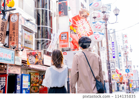 Young couple sightseeing in Osaka 114135835