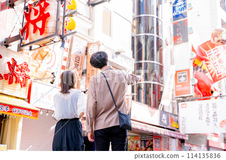 Young couple sightseeing in Osaka 114135836