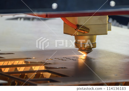 The fiber laser cutting machine cut the metal plate with the sparkling light. The fiber laser cutting machine cut the metal plate with the sparkling light. 114136183