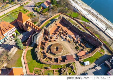 Landscape of the old town in Torun with the ruins of the Teutonic castle. Poland 114136286