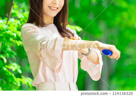 塗抹防曬乳/夏季紫外線防護的女性 114136320