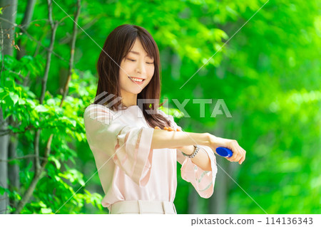 塗抹防曬乳/夏季紫外線防護的女性 塗抹防曬乳/夏季紫外線防護的女性 114136343