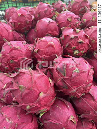 拍攝水果店裡販售的新鮮火龍果 拍攝水果店裡販售的新鮮火龍果 114136417