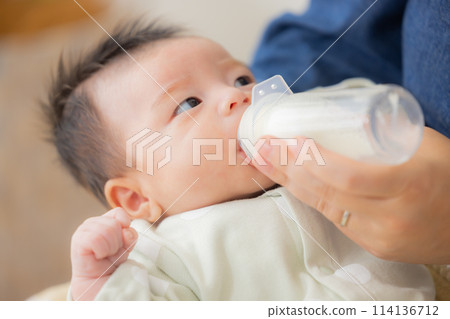 寶寶喝牛奶 114136712