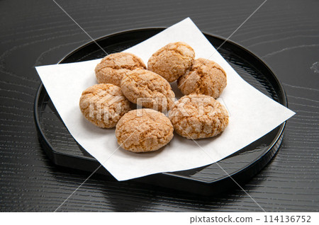 Macron, a nostalgic Japanese candy 114136752