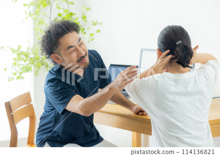 Examining doctor 114136821