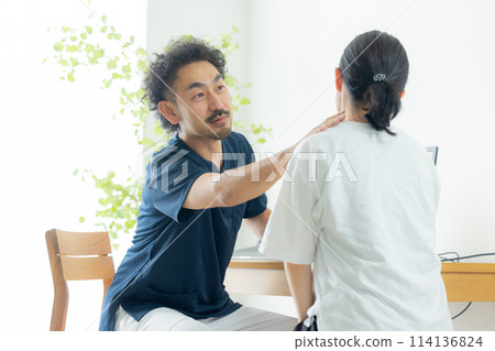 Examining doctor 114136824