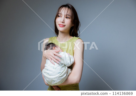 媽媽抱著一個嬰兒 媽媽抱著一個嬰兒 114136869
