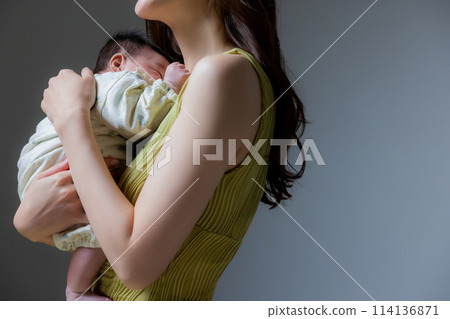 媽媽抱著一個嬰兒 114136871