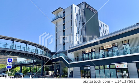 Pedestrian deck and Otori Riverside Terrace shining against the blue sky (Meitetsu Higashi-Okazaki Station/Okazaki City, Aichi Prefecture) 114137691