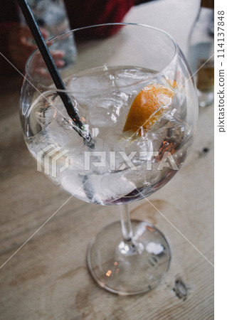 London pub gin and tonic 114137848