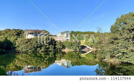 The greenery of Onshien Garden reflected in the water of Onshi Pond, Okazaki Art Museum, and the clear blue sky of autumn (Okazaki Central Park/Okazaki City, Aichi Prefecture) 114137944