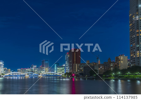 隅田川照亮的橋樑和東京夜景城市景觀 114137985
