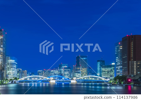 隅田川照亮的橋樑和東京夜景城市景觀 114137986