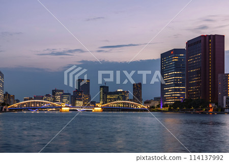 東京隅田川的燈光橋樑與城市景觀夜景 114137992