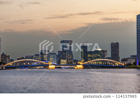 東京隅田川的燈光橋樑與城市景觀夜景 114137993