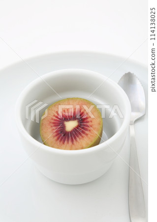 獼猴桃紅寶石是半切橫斷面垂直位置 獼猴桃紅寶石是半切橫斷面垂直位置 114138025