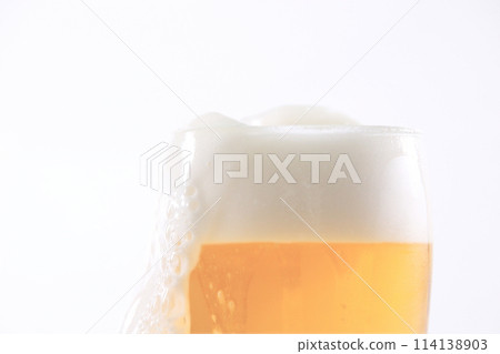 啤酒 5 啤酒倒入玻璃杯中溢出 114138903