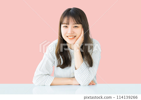 Businesswoman smiling with a cheekbed 114139266